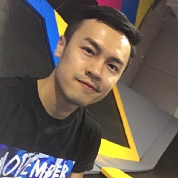 仰望天空的鲸鱼的照片