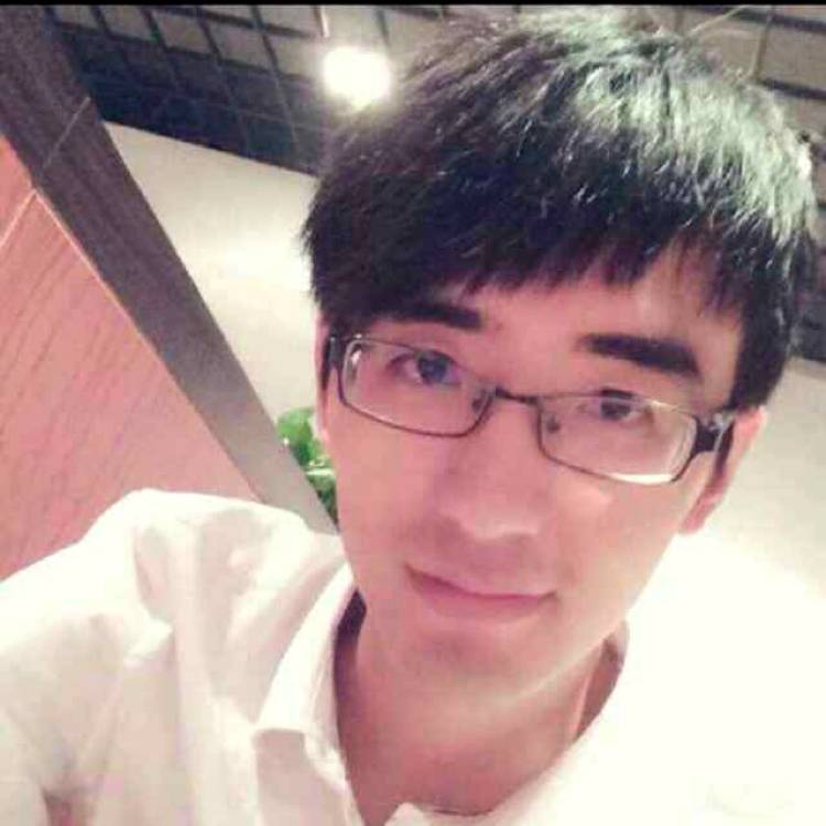 夜下水中月的照片