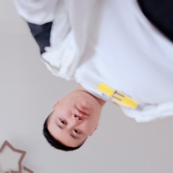 机智拿康乃馨的照片