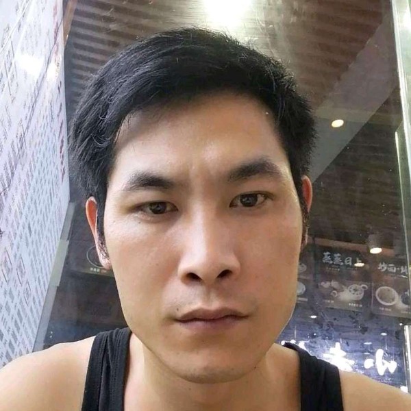 中心蹙眉陶醉的照片