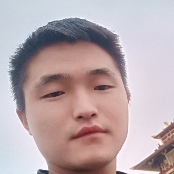 专注迎衬衫的照片