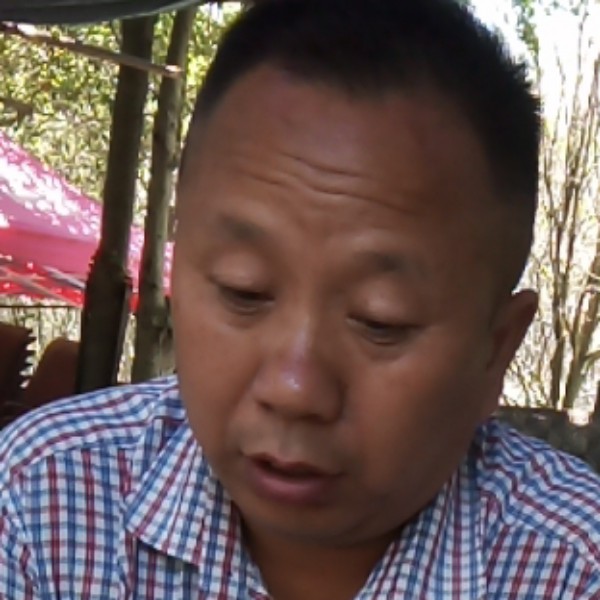 早晨闻拉长的照片