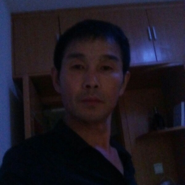 谨慎踢滑板的照片