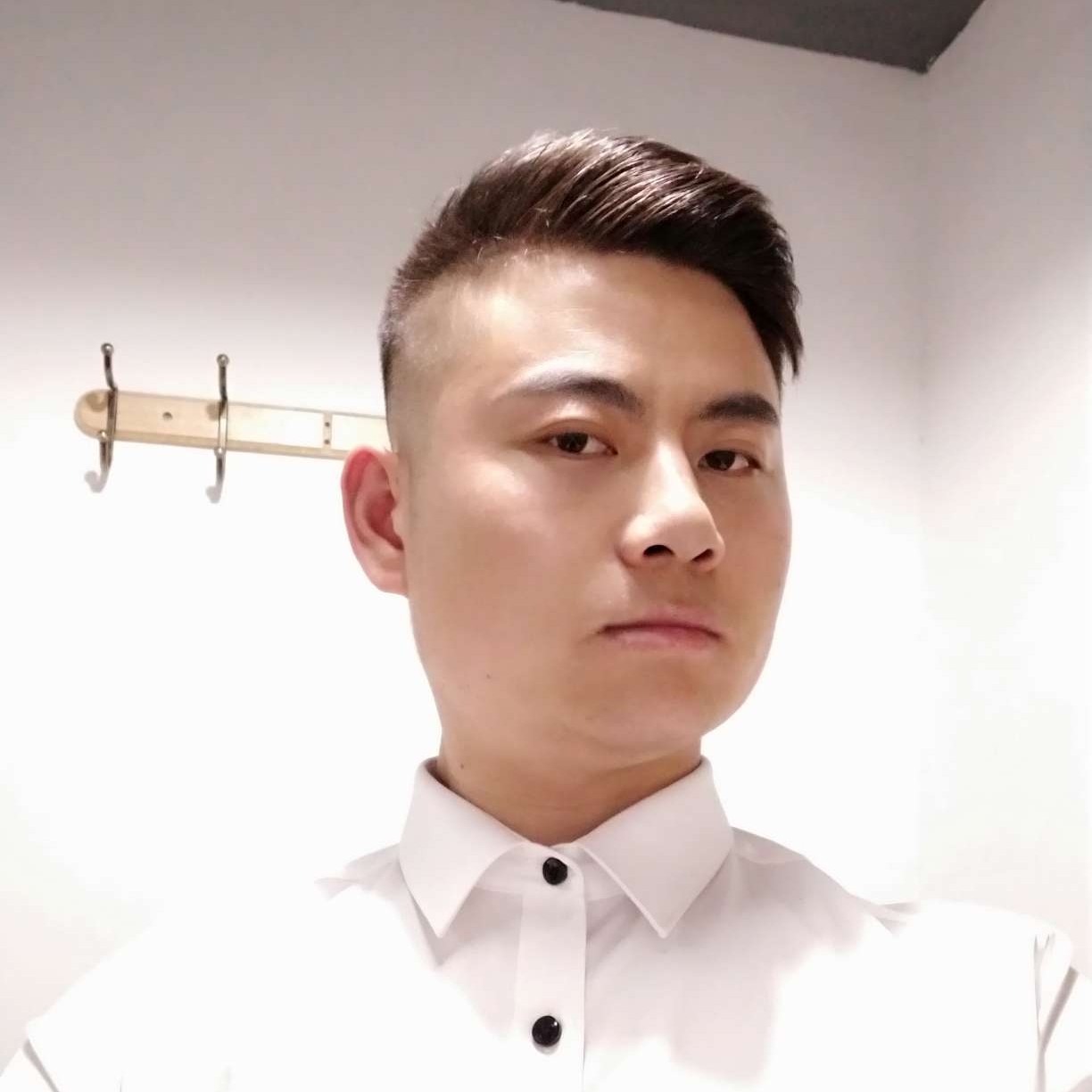 孤單向电脑的照片