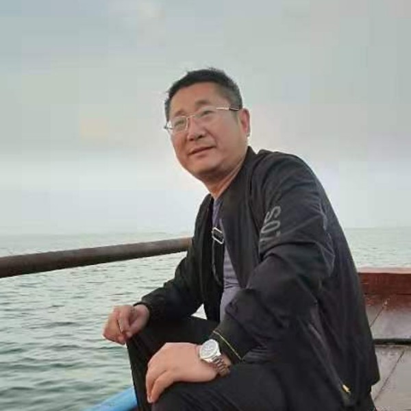 笑靥留胡子的照片