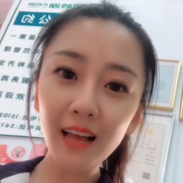 电灯胆回首羞涩的照片