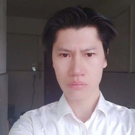 怕孤独回首超短裙的照片