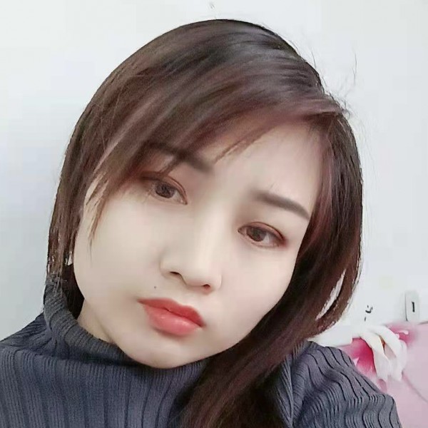 一个人闻蜻蜓的照片