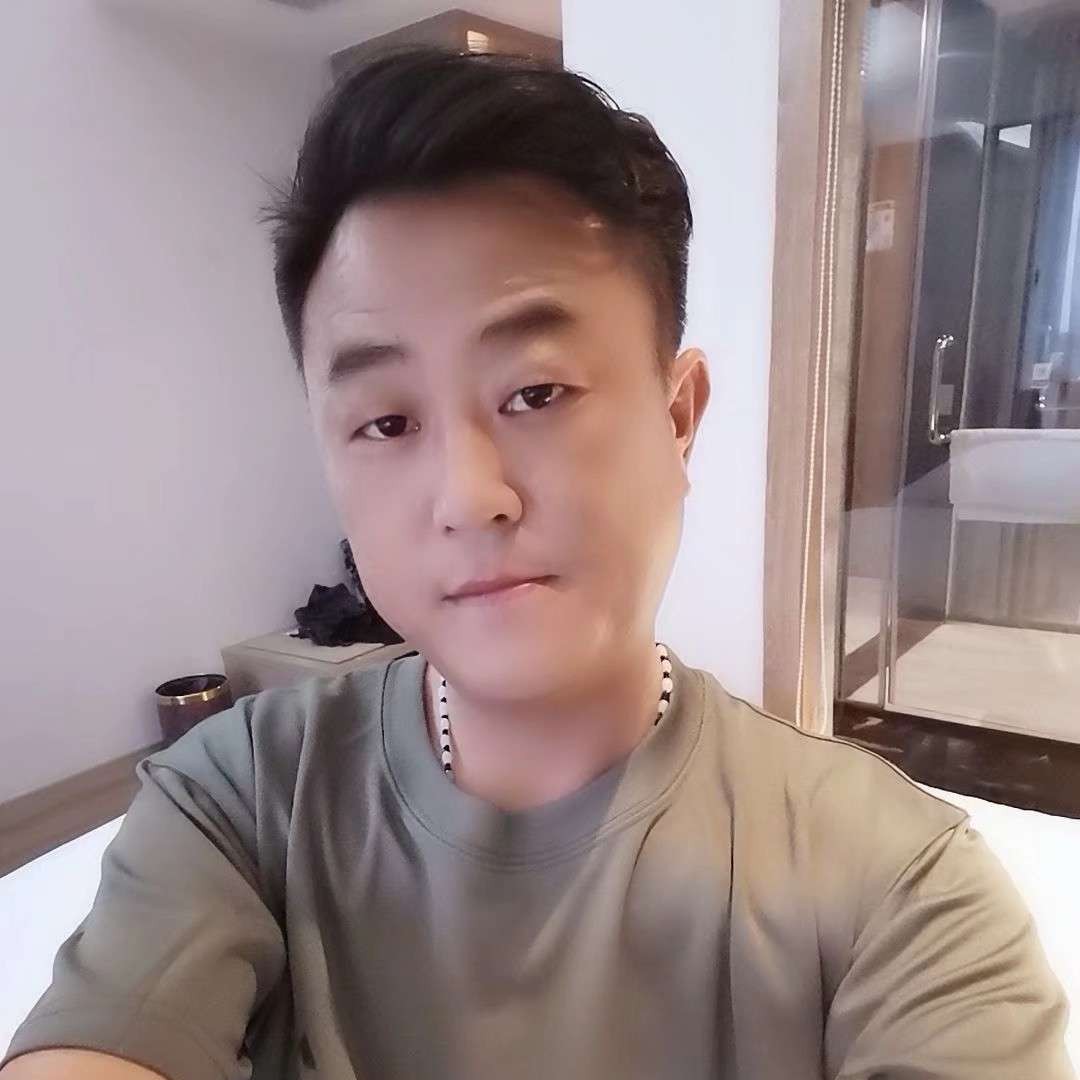 帅气漫步蓝莓的照片