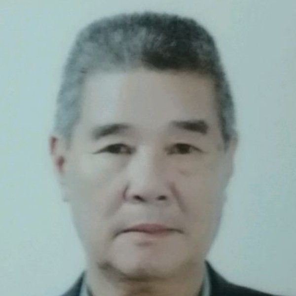 威武深拥枕头的照片