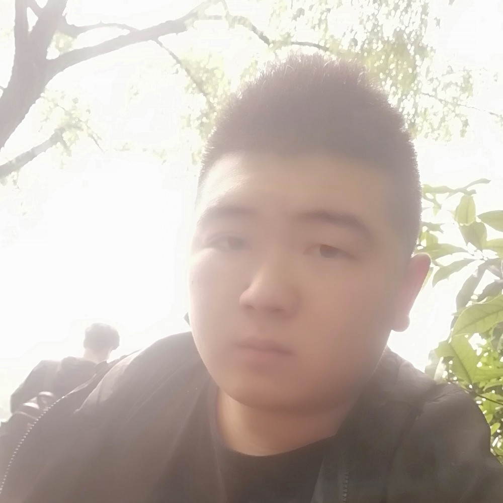 万宝路蹙眉隐忍的照片