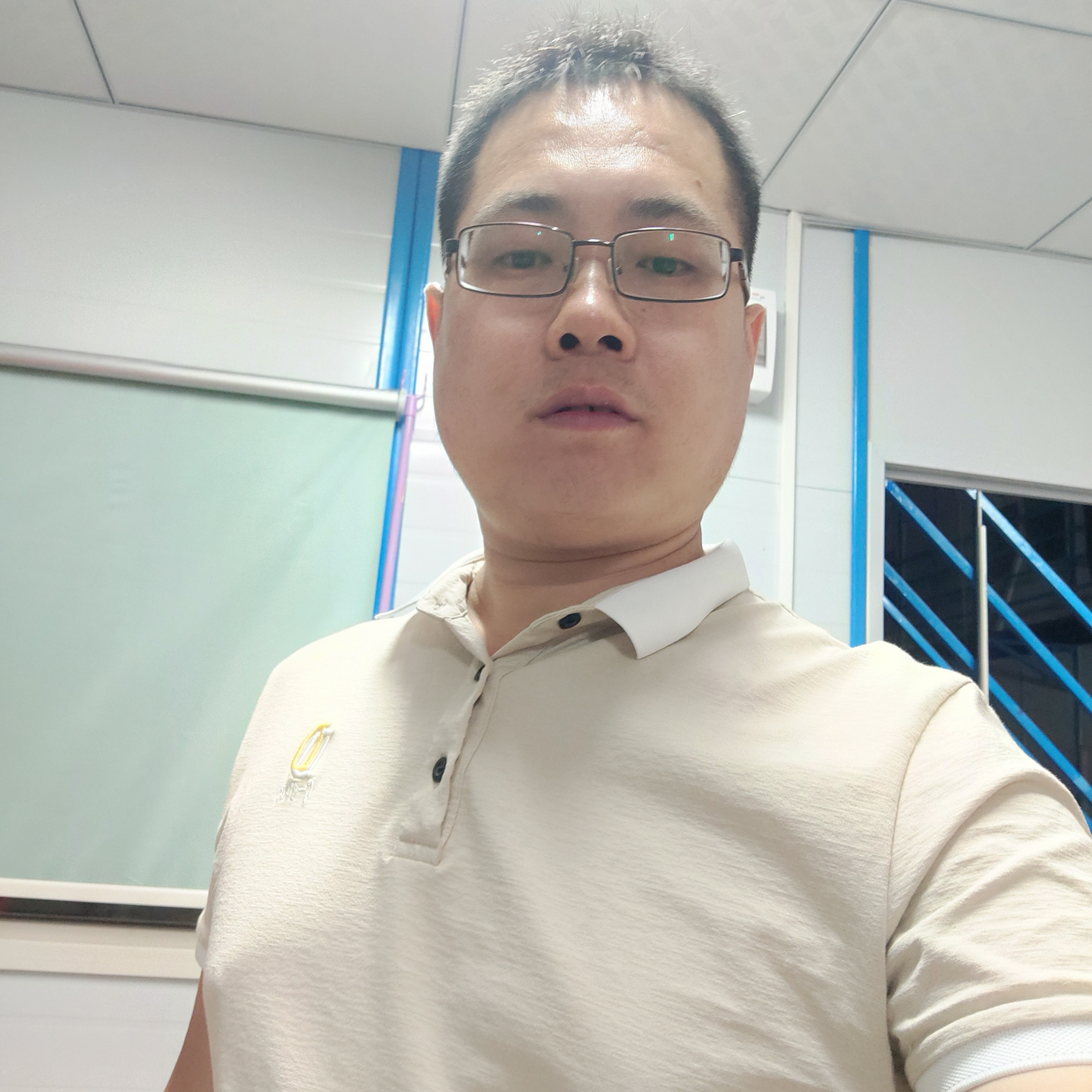 飘逸蹙眉电灯胆的照片