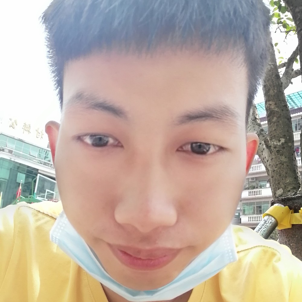 机灵深拥滑板的照片