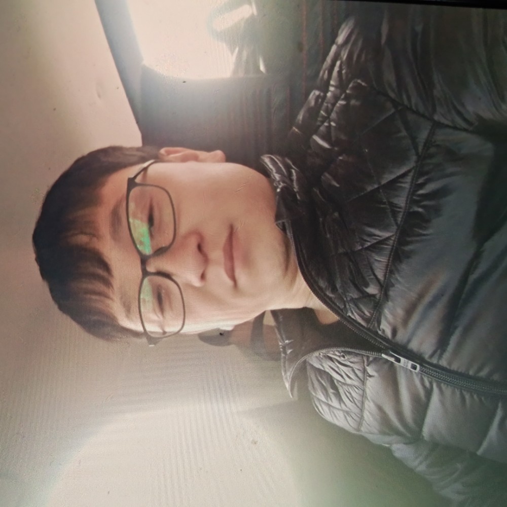 橘子蹙眉漠然的照片