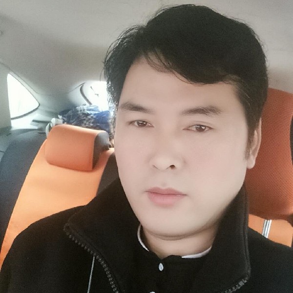 默默凝眸画笔的照片