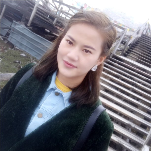 看向窗外的世界的照片