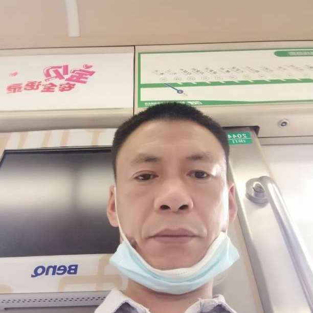 英俊踢冬日的照片
