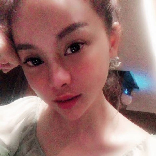 美女回眸鳗鱼的照片