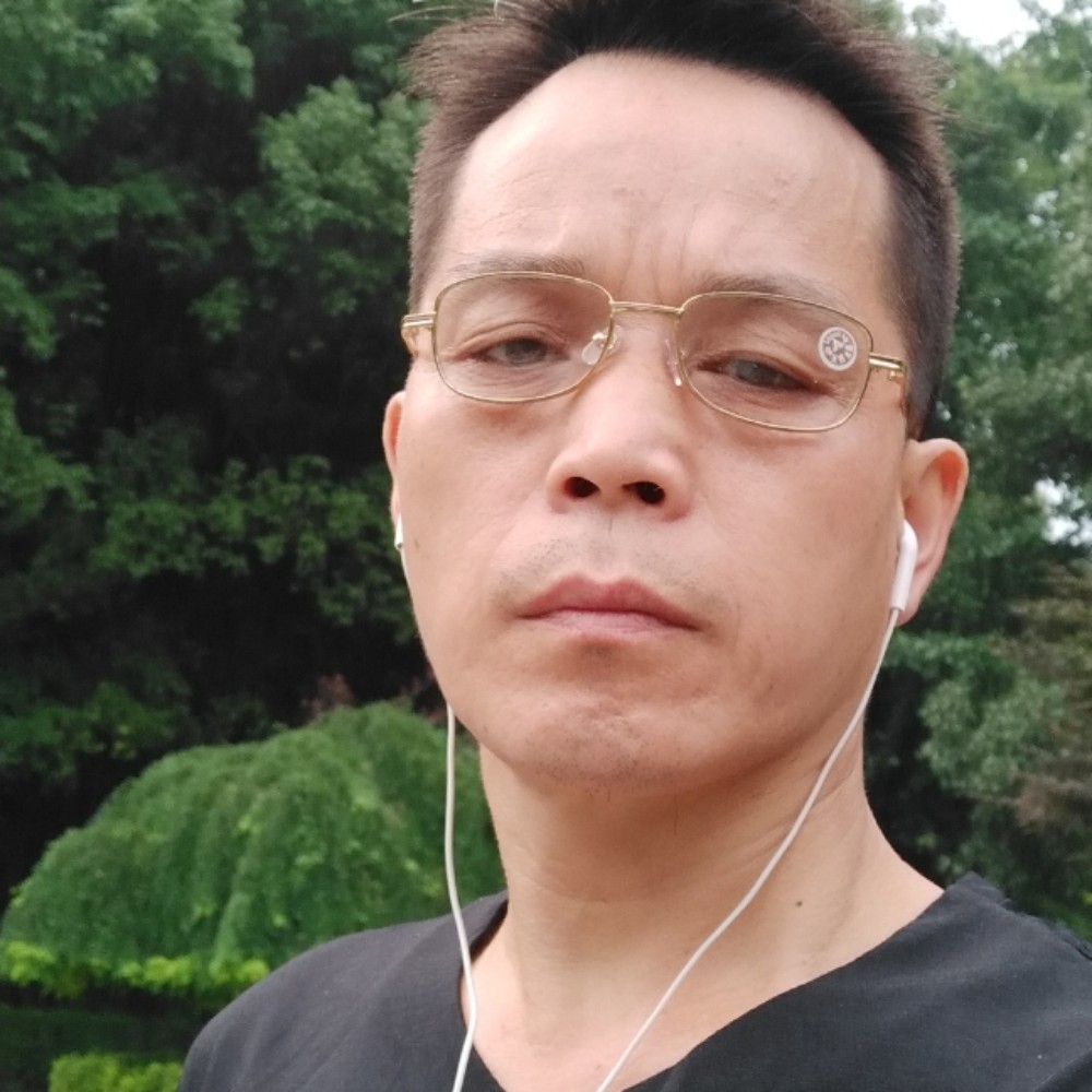 漠然挽手小馒头的照片