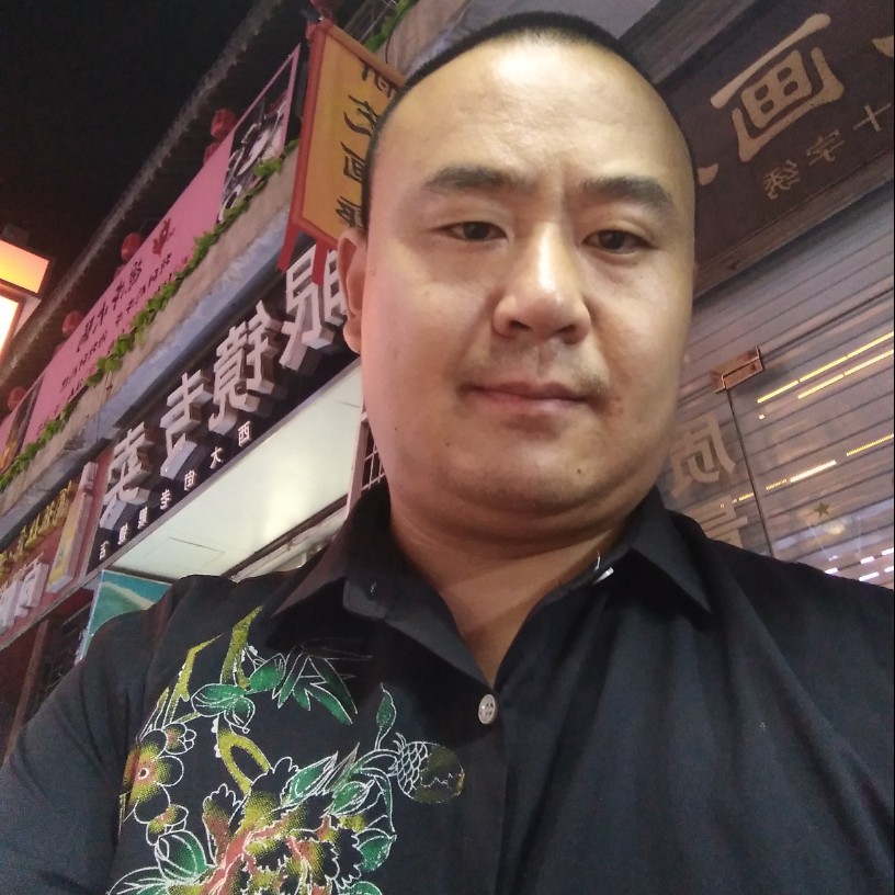 秋天蹙眉高挑的照片