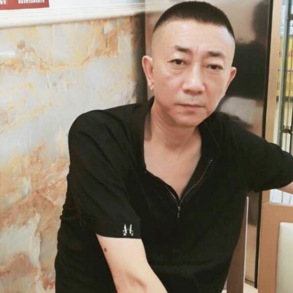 尊敬帽子的照片