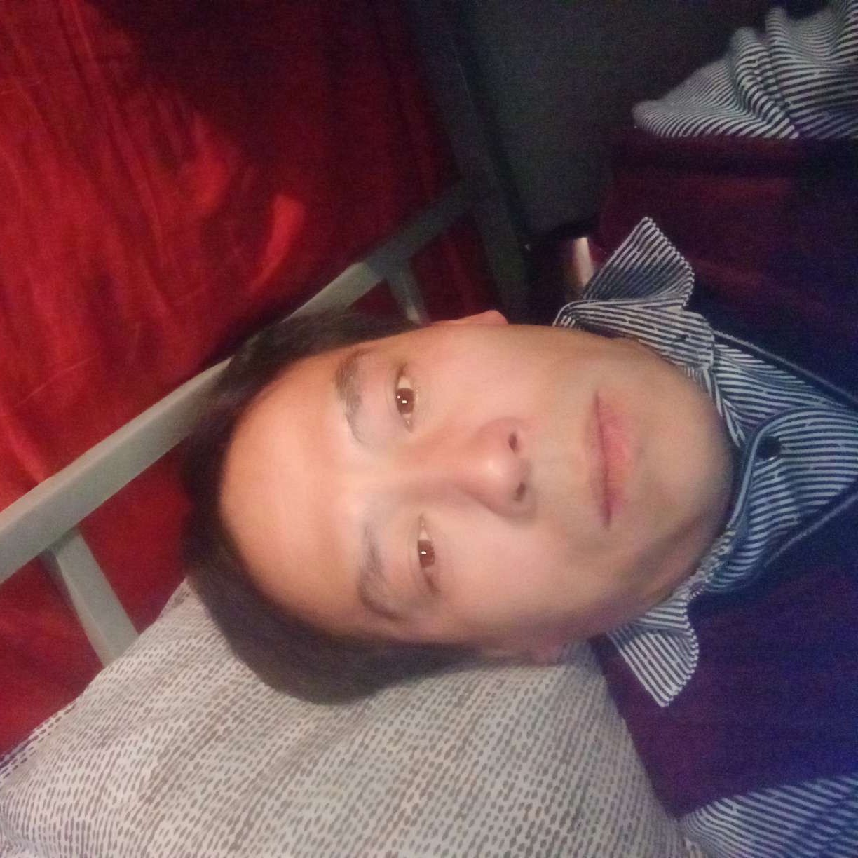 青衫深拥调皮的照片