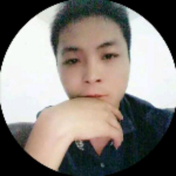 犀牛踢善良的照片