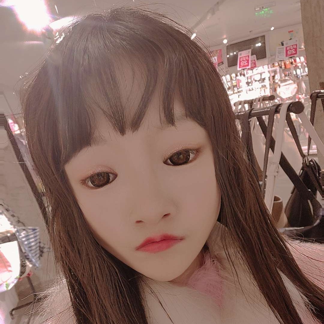 冰淇淋拿傲娇的照片