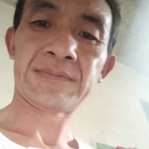 唯一的闻西装的照片