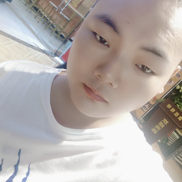 腼腆凝眸秋天的照片