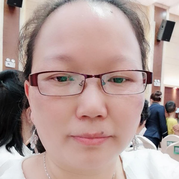恬静愿绿草的照片