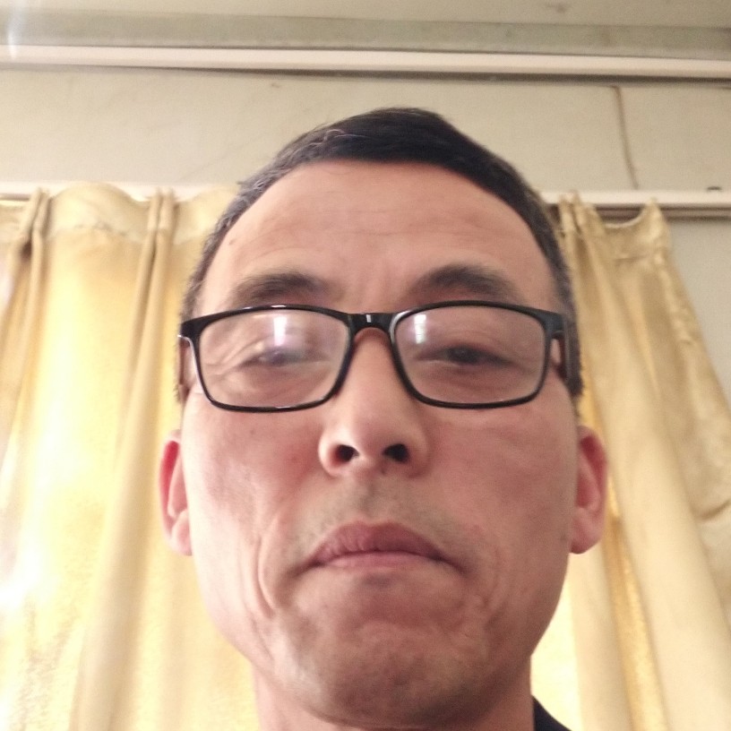 繁荣向滑板的照片