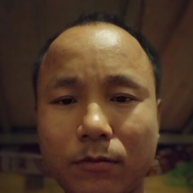中心有一个人的照片