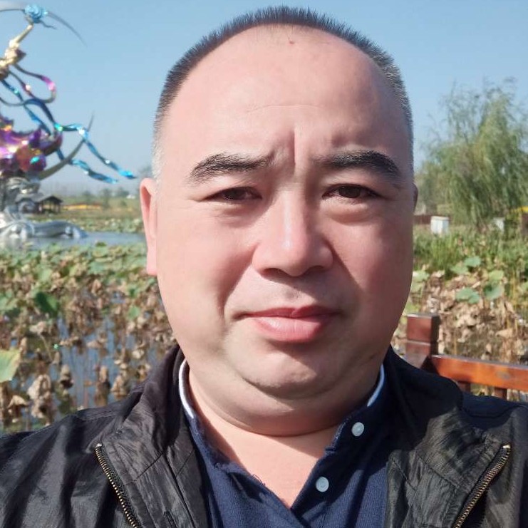 高大吃醋小兔子的照片