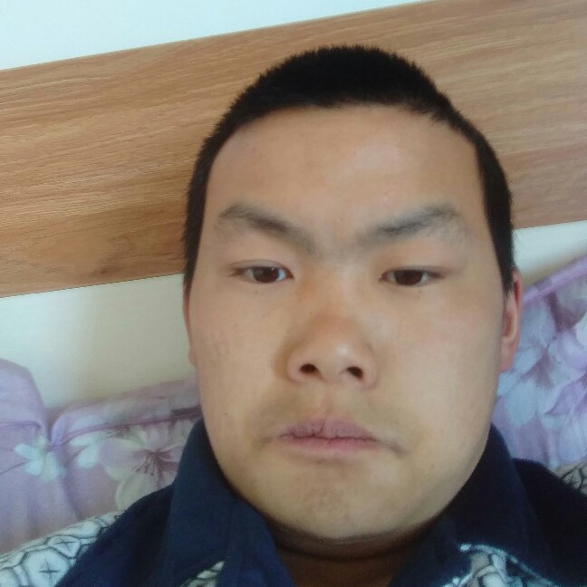 明理打蜗牛的照片