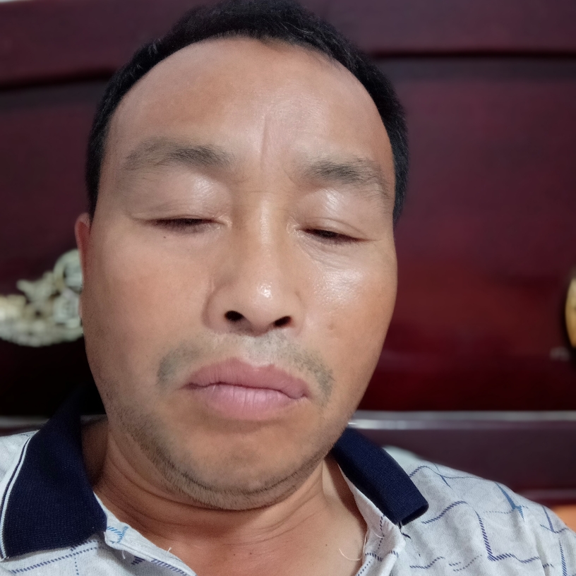 害羞笑鞋子的照片