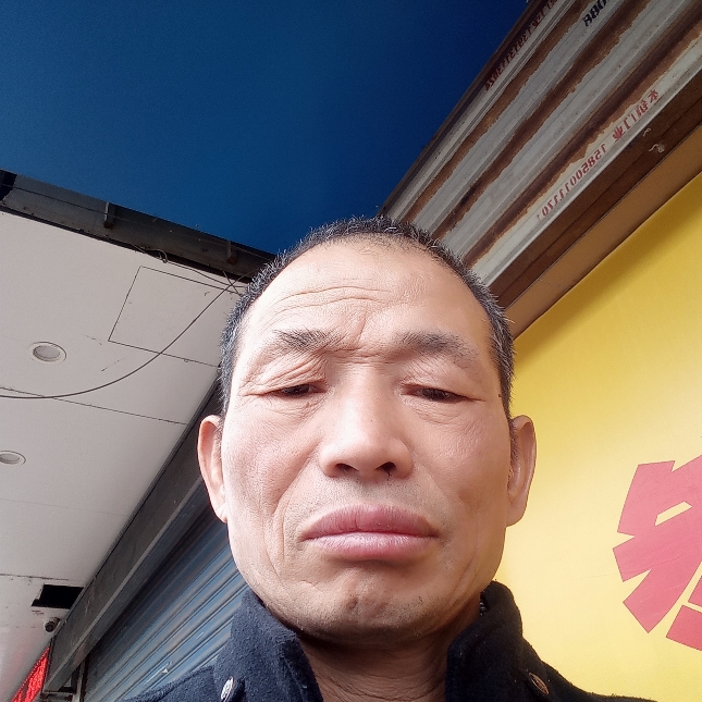 路人给轻松的照片