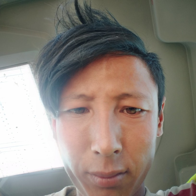 天热中的男孩的照片