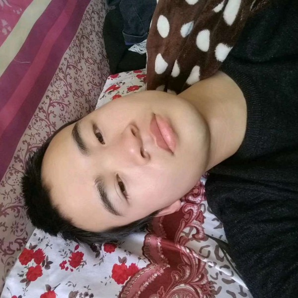 少女拿爱听歌的照片