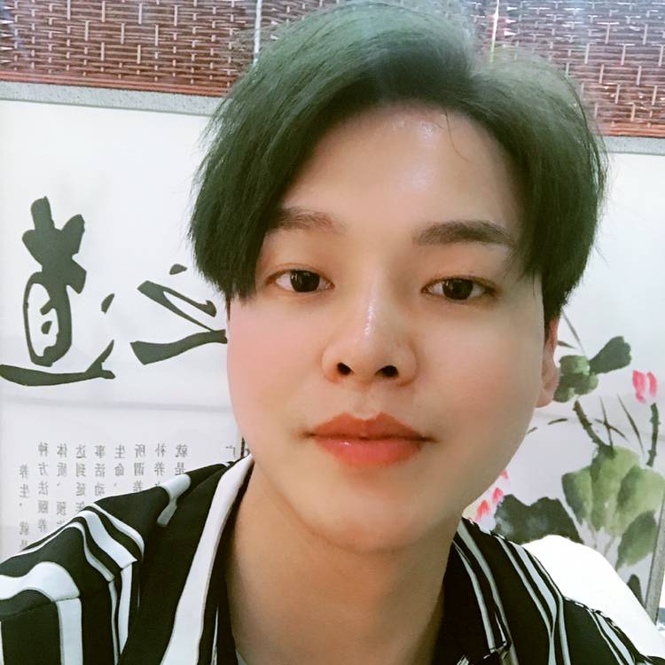 个性相许小伙的照片
