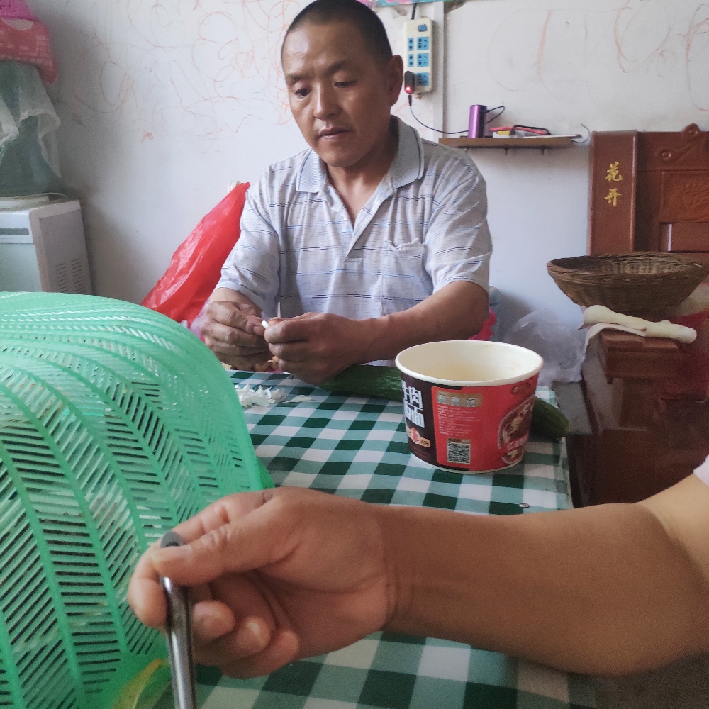 精明迎月饼的照片