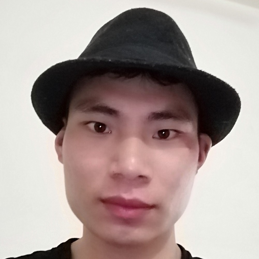 小伙细心的照片