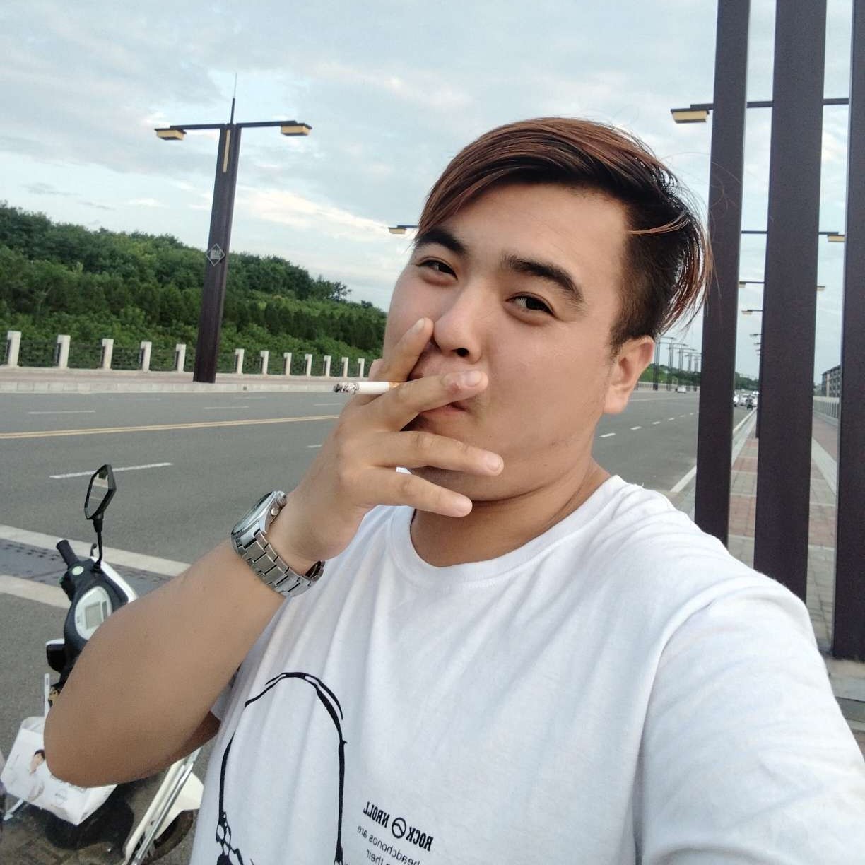 错落苦恋灯泡的照片