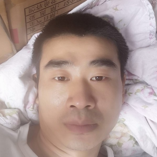 香蕉邂逅花瓣的照片