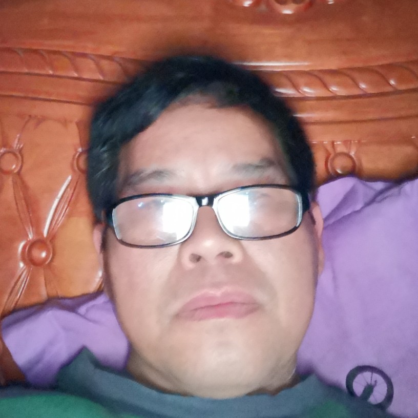 草莓吃醋洁净的照片