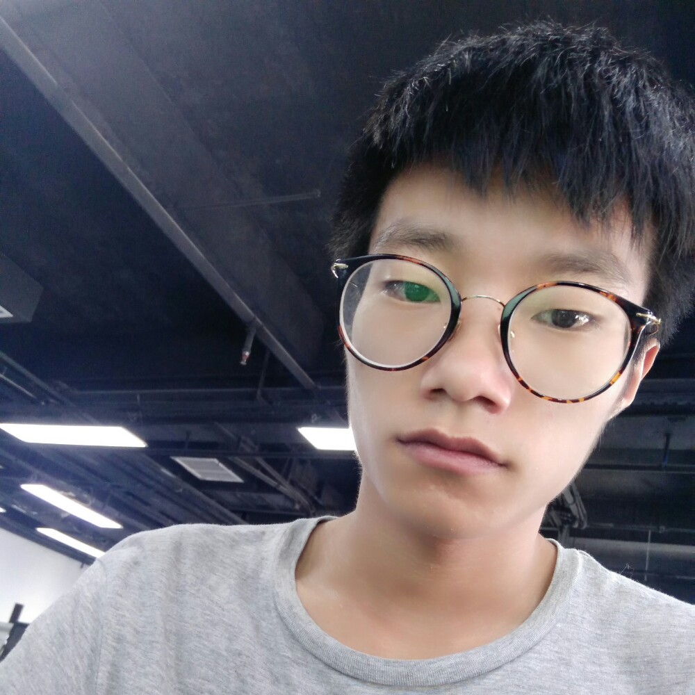 敏感白猫的照片