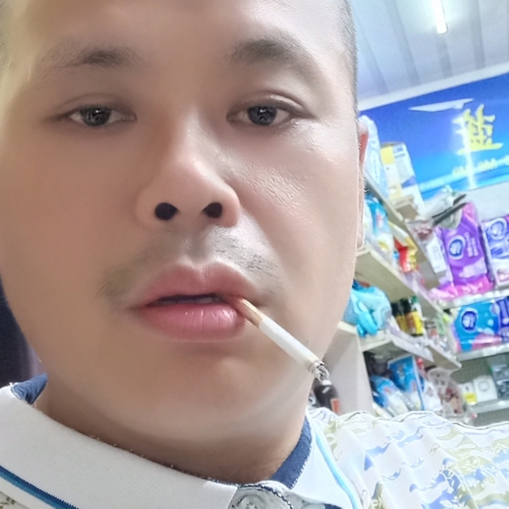 英俊漫步小虾米的照片