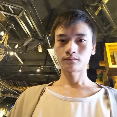 凶狠浅吻雪糕的照片