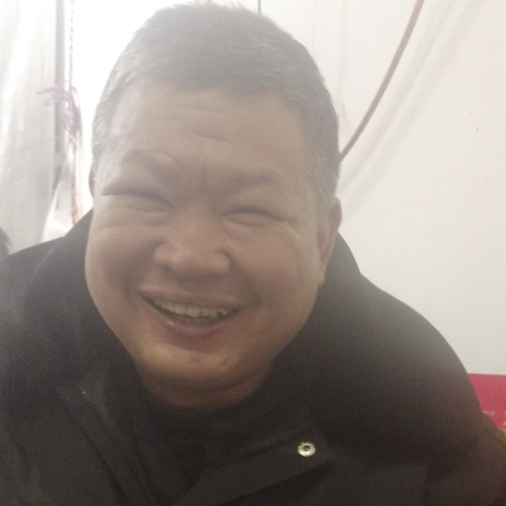 沉静挽手寒风的照片