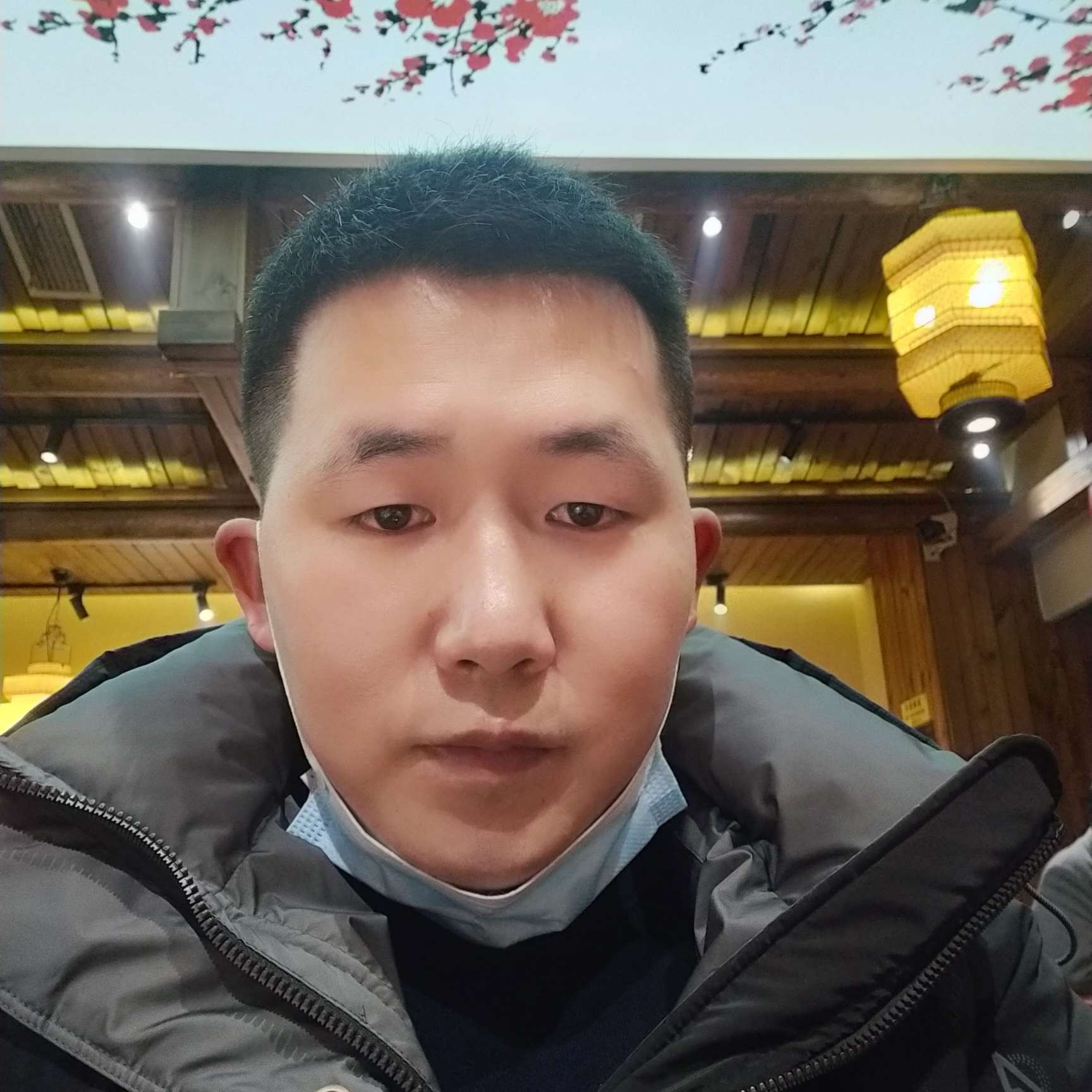 傻傻深拥滑板的照片